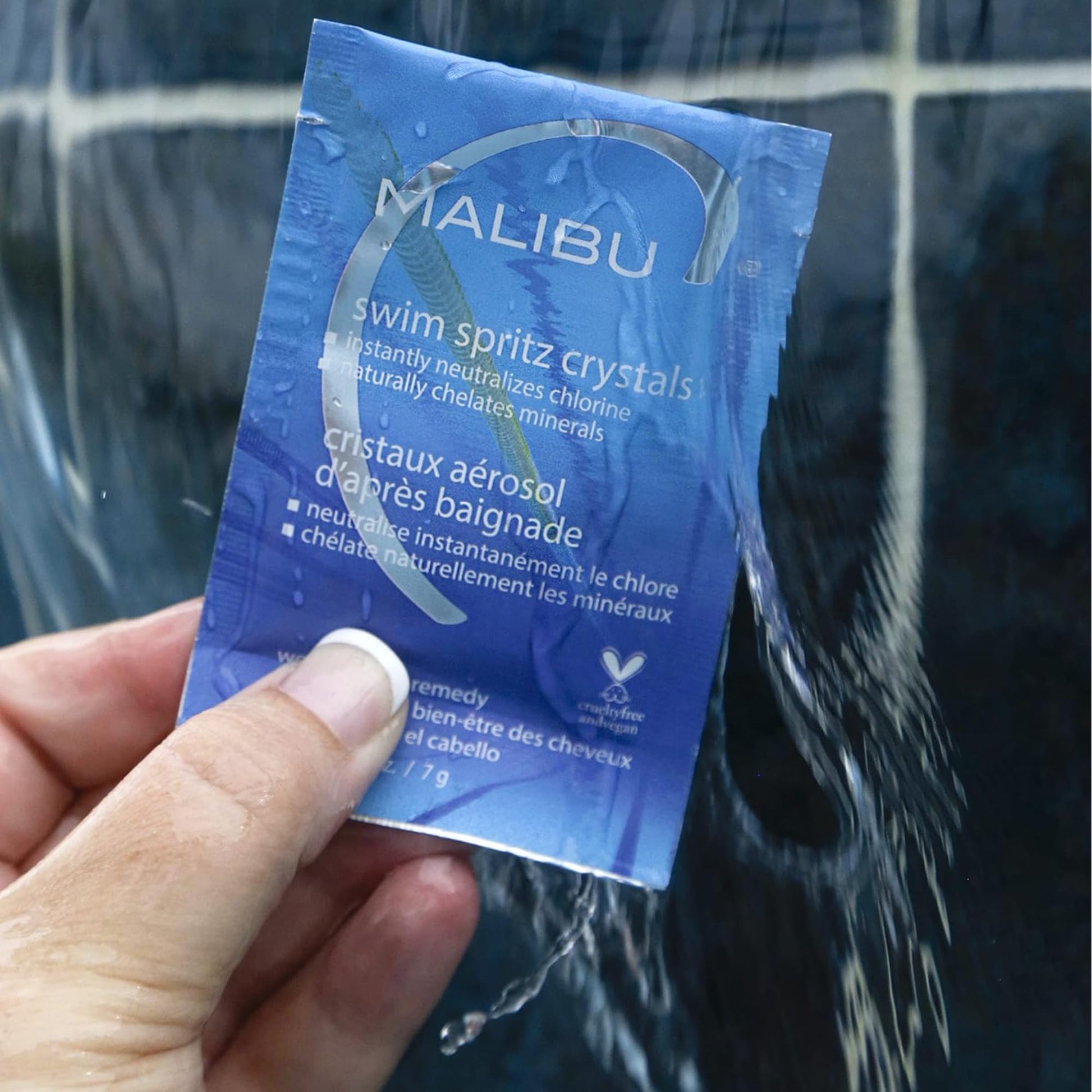 Black Malibu C Swim Spritz Crystals (1 Packet) - Contains Vitamin C to Eliminate Chlorine from Skin & Hair Post Swim - Non-Irritating Chlorine Neutralizer for Hair + Skin