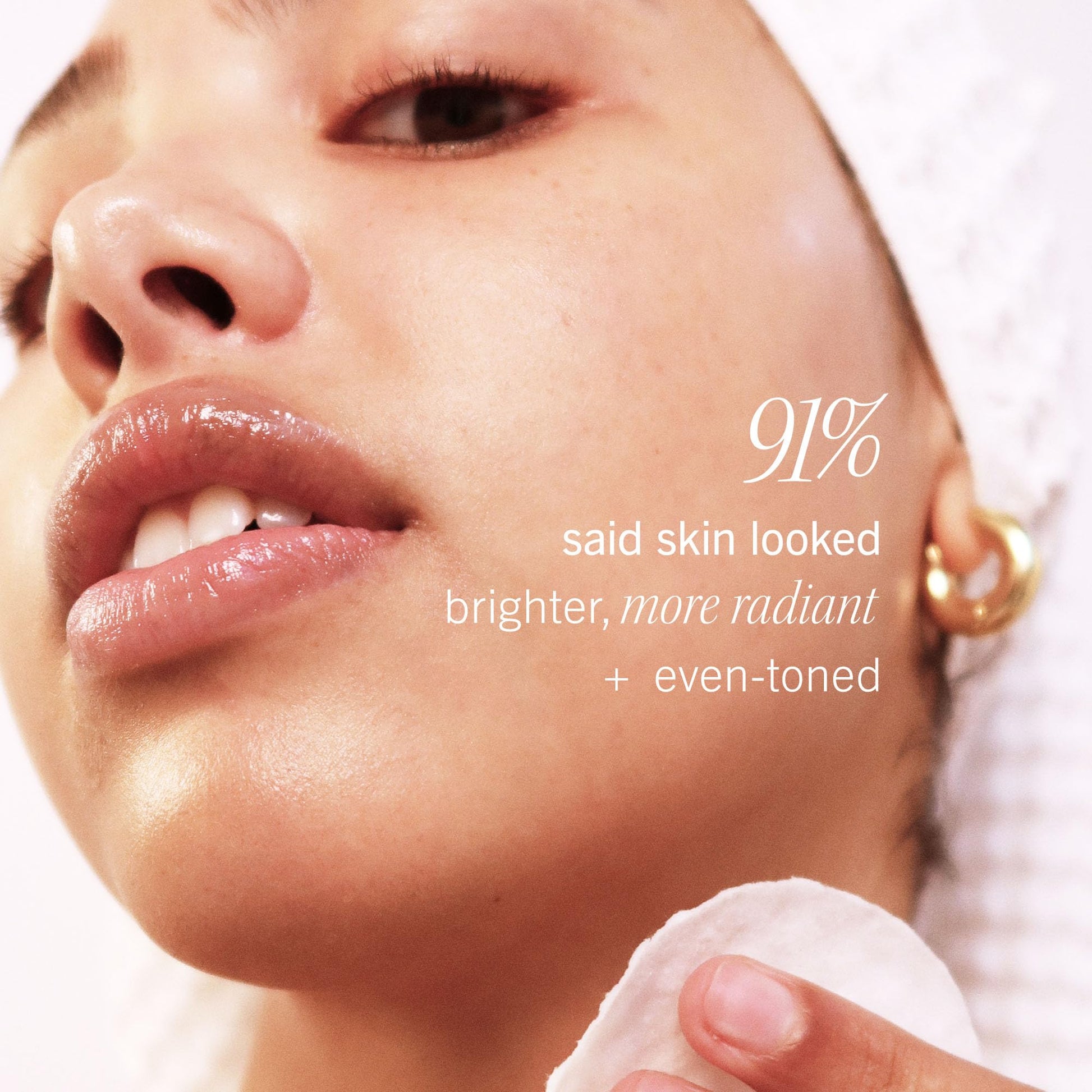 White Smoke First Aid Beauty - Facial Radiance Pads with Glycolic & Lactic Acids, Daily Exfoliating Pads with AHA, Visibly Smaller Pores, Help Tone & Brighten Skin, One-Step Makeup Prep, Compostable, 28