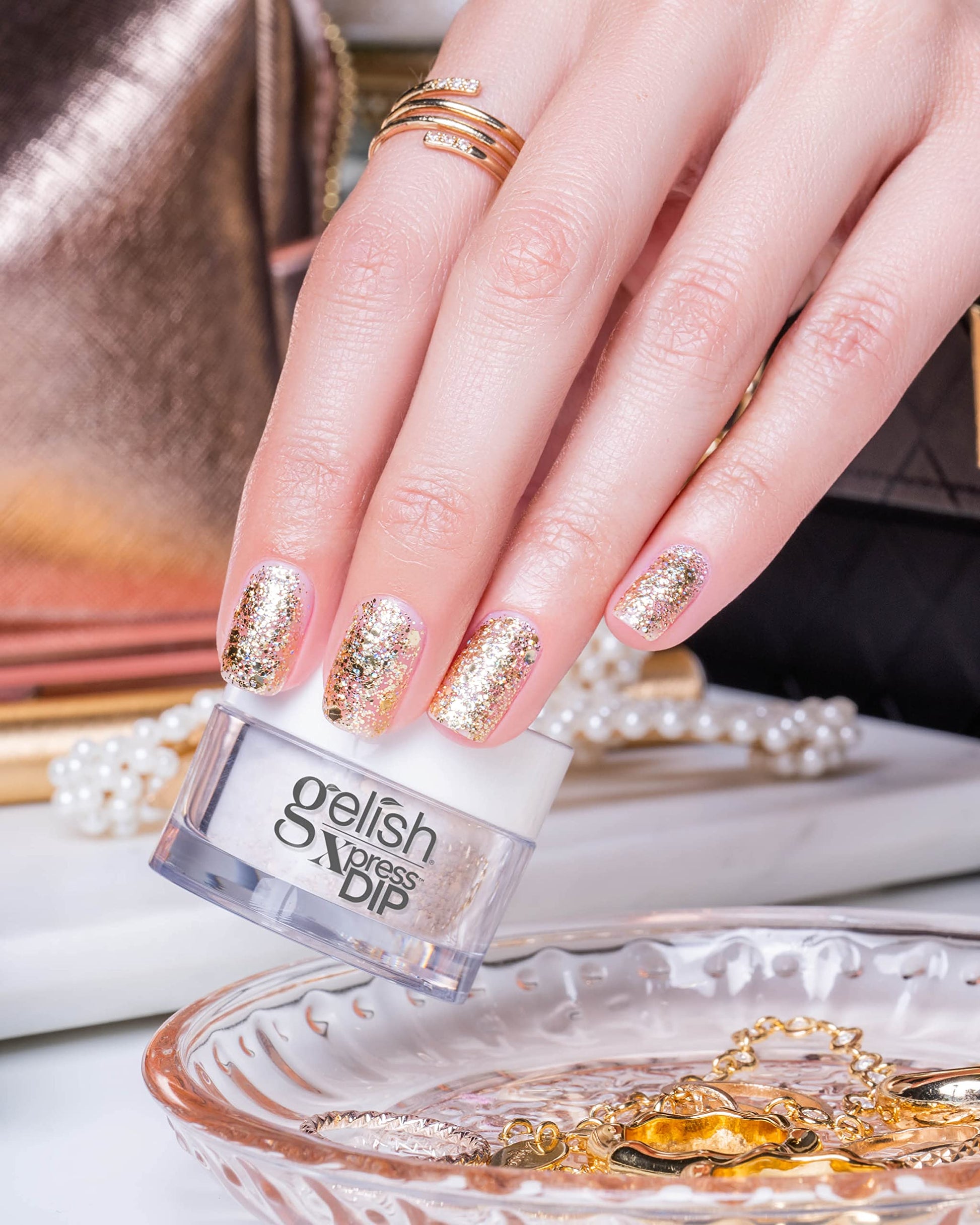 Thistle Gelish Xpress Dip Powder, All That Glitters Is Gold Long-Lasting Nails. Featuring ColorFusion Technology, Odor-Free, Vitamin-Infused Formula, and Up to 21 Days of Chip-Free Wear, 1.5 ounce