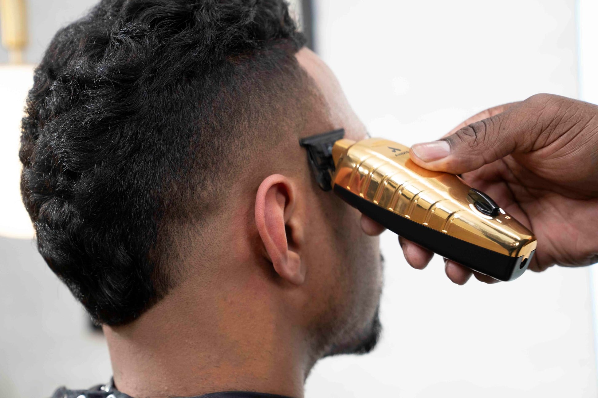 White Smoke Andis 562629 GTX-EXO II Professional Cordless Lithium-ion Electric Beard & Hair Trimmer with Charging Stand, Gold